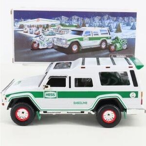 2004 Hess SUV Truck & 2 Motorcycles BNIB – Lights – Collectible Toy